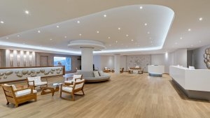 lobby mit rezeption alles in weiss mit glatten parkett boden und einem grossen fenster im luxuriösen hochklassigen exklusiven designer hotel santa marina auf mykonos in griechenland europa